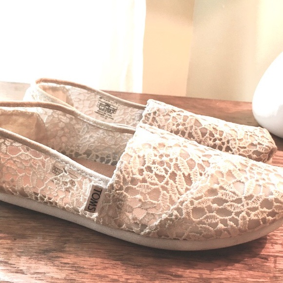 Toms white lace shoe **SOLD** - Picture 3 of 5
